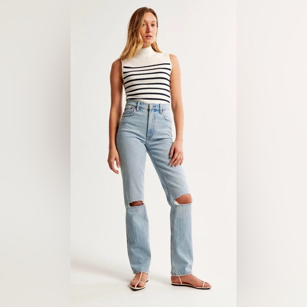 Abercrombie & Fitch The 90s Straight Ultra High Rise destroyed jeans Women’s‎ 25